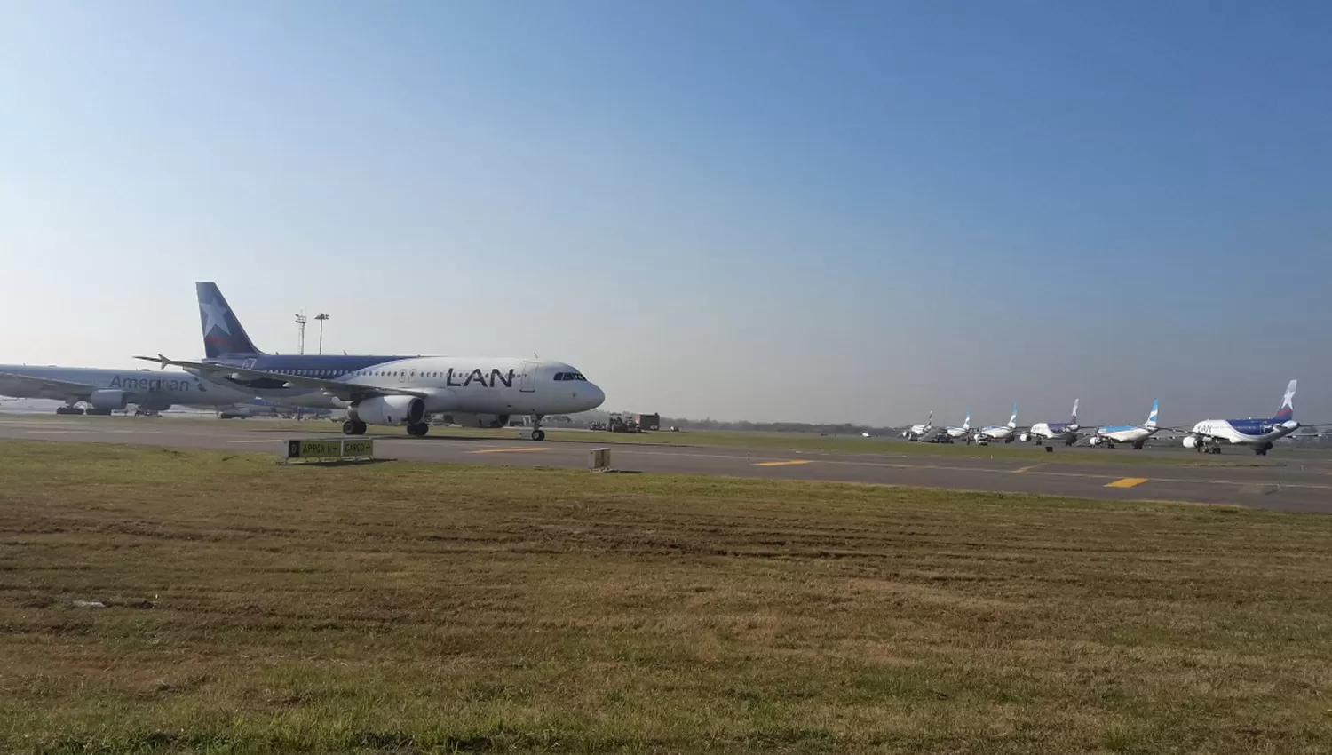 EN FILA. En Aeroparque usaron las calles de rodaje como playa de estacionamiento de las aeronaves. FOTO TOMADA DE TWITTER.COM/BELELLIMARCELO