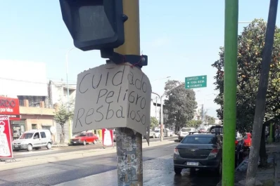 Riesgo de patinadas para peatones en avenida Belgrano al 2.200