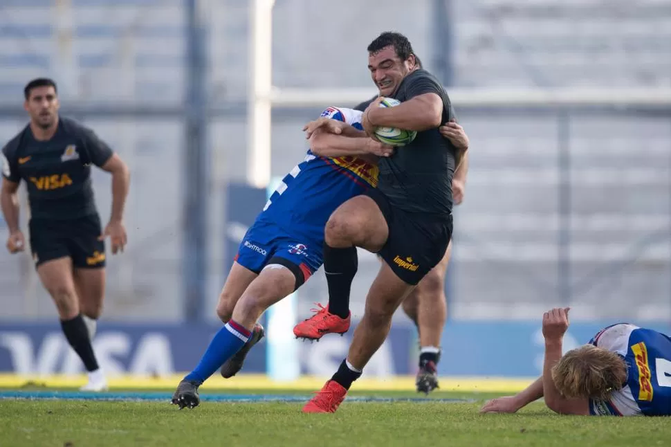 FÍSICO. Agustín Creevy en lucha por la posesión. Los Jaguares recuperaron la solidez defensiva y fueron efectivos en ataque. prensa uar