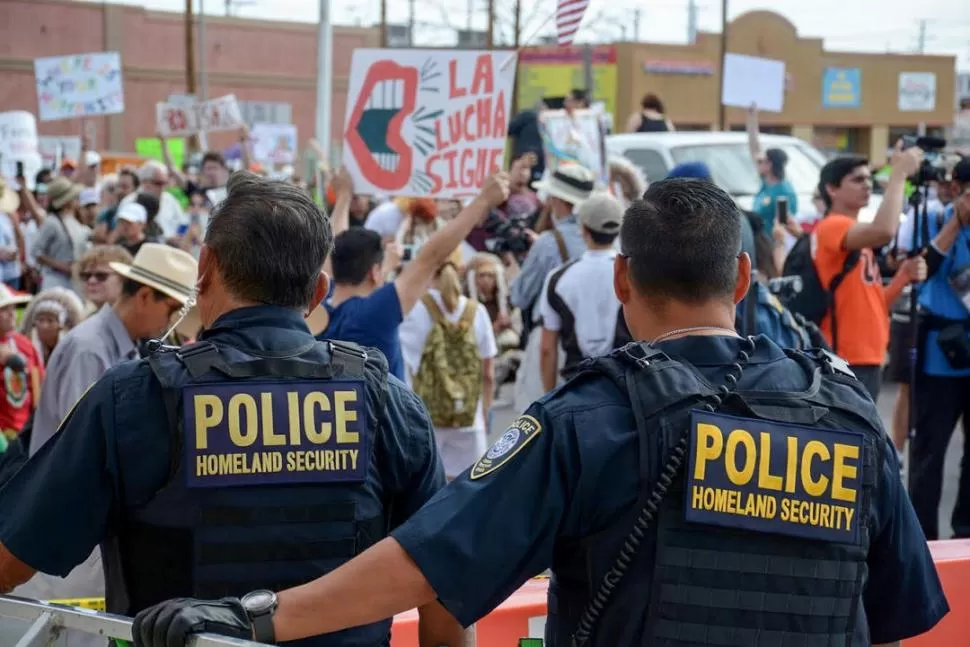 LA CLAVE. La Policía de Seguridad Nacional monta guardia en Paso del Norte, un puente que conecta Juárez, en México, con El Paso, en Texas. La política migratoria de EEUU tendrá gran incidencia en los vínculos bilaterales. reuters