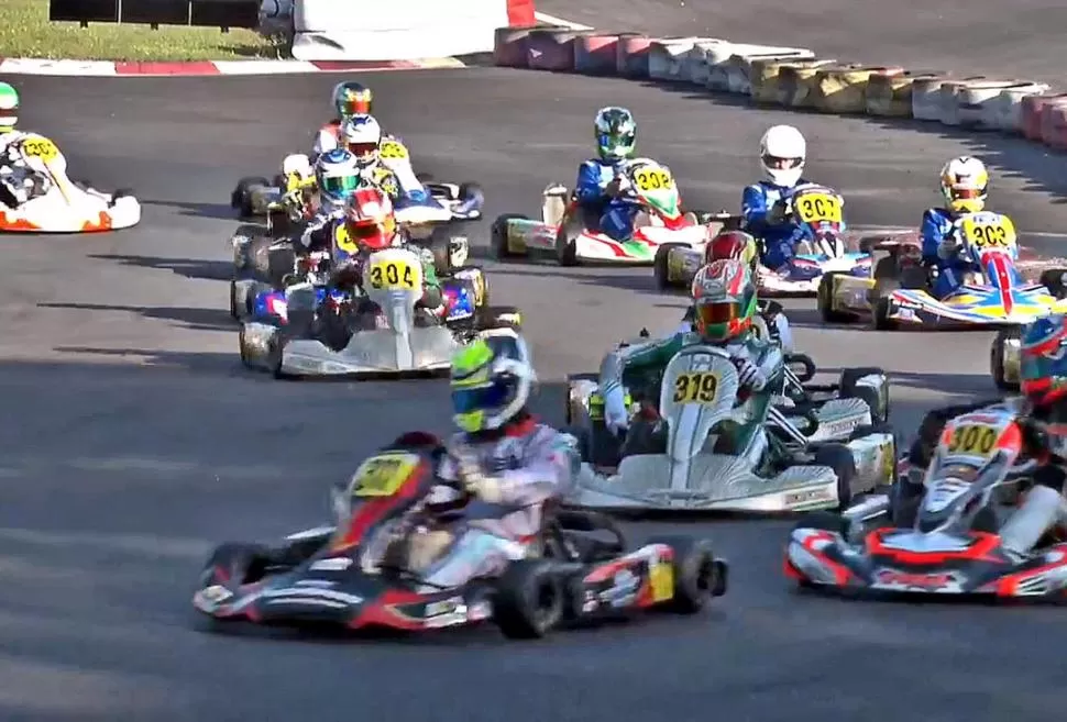 MUCHOS RIVALES. Gonzalo Escalera (kart N° 319) avanza en el compacto pelotón en el circuito paulista de Granja Viana. ROTAX BRASIL