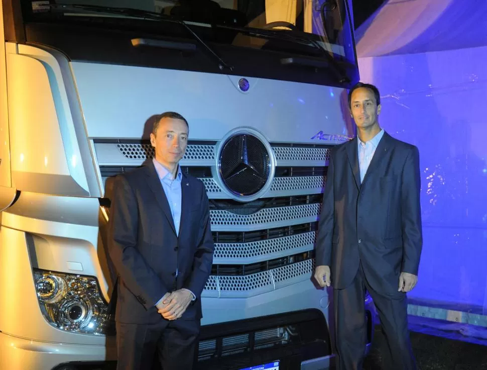 EN EL AEROCLUB. Gonzalo Casanova y Raúl Barcesat presentaron a los clientes de la región las dos nuevas propuestas de Mercedes Benz. LA GACETA / FOTO DE HÉCTOR PERALTA.
