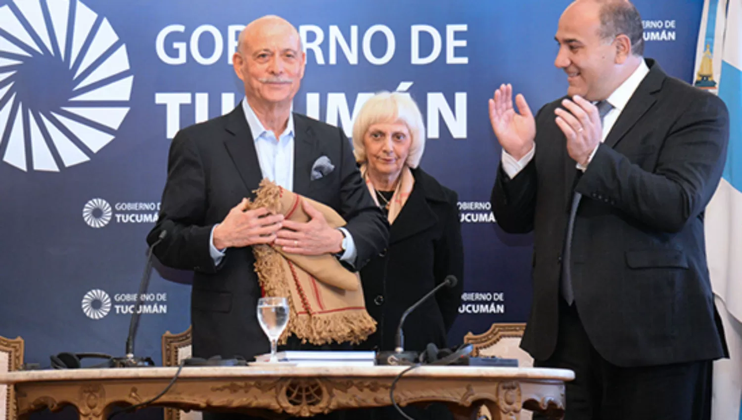 JUNTOS. Juan Manzur recibió en Casa de Gobierno al economista de Estados Unidos, Jeremy Rifkin, docente de la Universidad de Pensilvania y asesor económico de la Unión Europea.