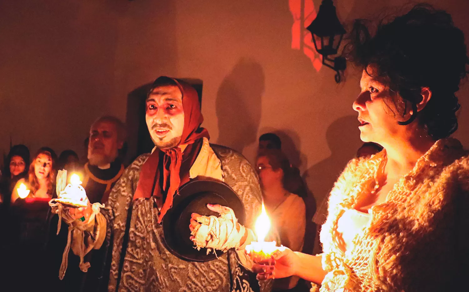 Fantasmas con velas. Museo Folklórico Provincial Manuel Belgrano.-