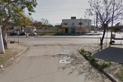 Un taxista fuera de control chocó e intentó huir: los vecinos lo redujeron y lo ataron a un poste