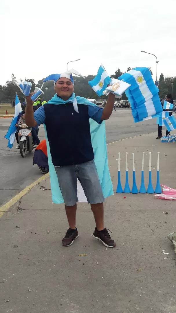 DE TODO UN POCO. Cristian se instaló en la rotonda. 