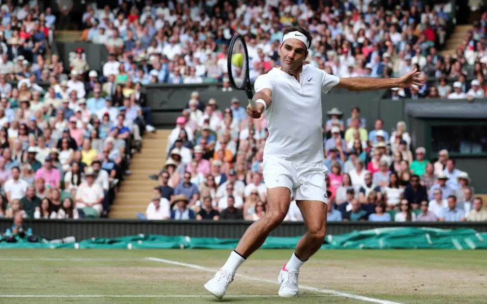 CAMPEÓN DEFENSOR. El suizo Roger Federer tiene mucho en juego en el césped.  reuters