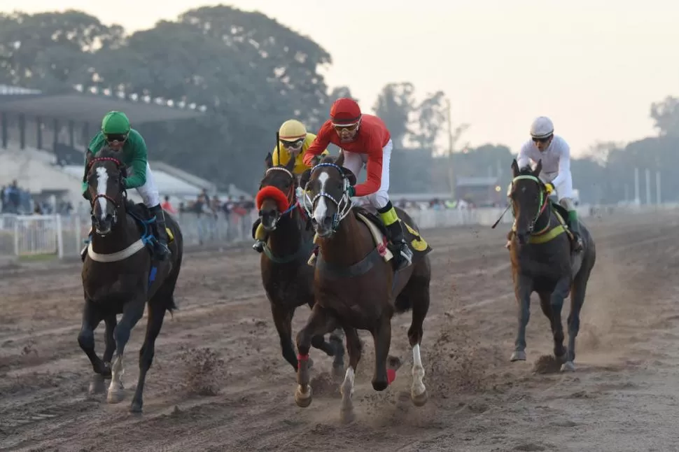 EMOTIVO FINAL. Trackinsider, con la monta del aprendiz Facundo “Caku” Navarro, contuvo la carga de Saint Paul (izquierda). la gaceta / foto de analía jaramillo