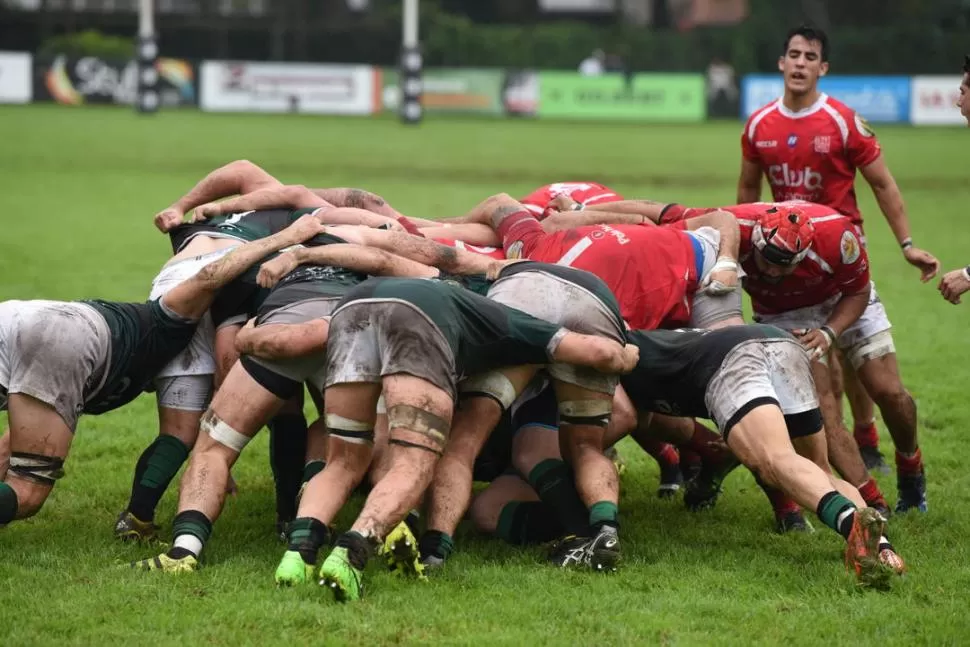 FOCO. El scrum es una de las preocupaciones principales de “Rugby Seguro”. A través de la capacitación de primeras líneas se trata de disminuir el riesgo de lesión. la gaceta / foto de diego aráoz
