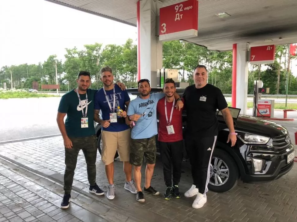 CAMINO A KAZAN. Marcelo, Nicolás, “Sano”, Néstor y “Chiqui”, un grupo de amigos de Devoto, Ciudad Autónoma de Buenos Aires, en una estación de servicio rusa.  