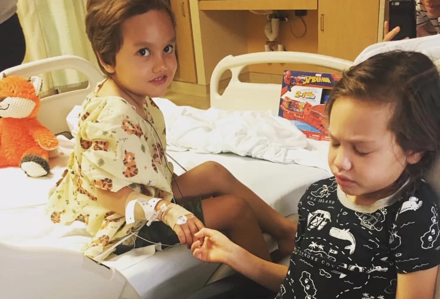 CONMOVEDOR .Kalea y Noah, los hermanitos a los que les detectaron cáncer. FOTO TOMADA DE LA VANGUARDIA.