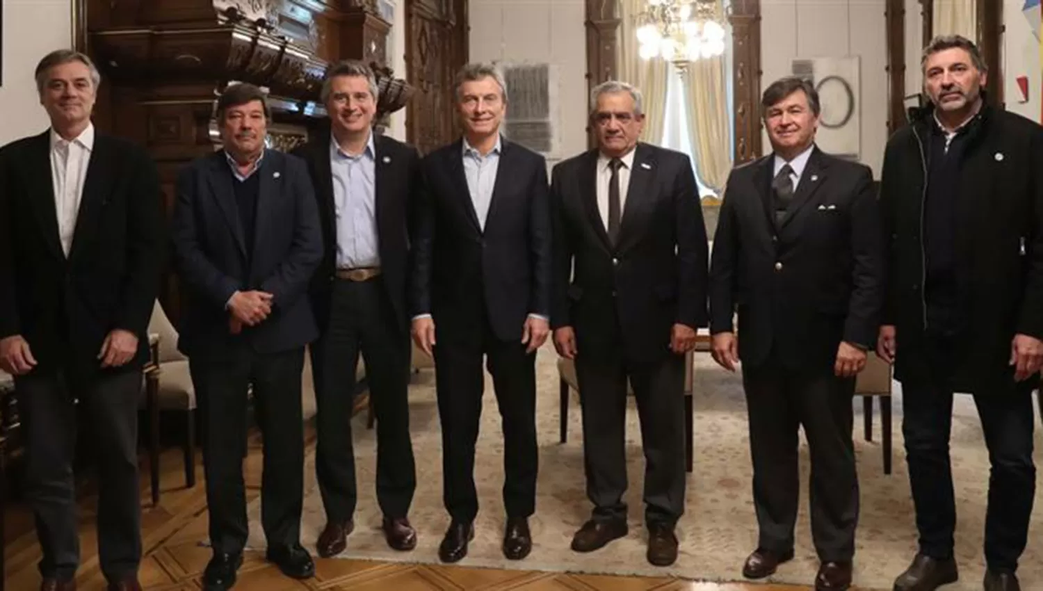 Macri recibió a la Mesa de Enlace conformado por Carlos Iannizzotto (Coninagro), Omar Príncipe (FAA), Dardo Chiesa (CRA) y Daniel Pelegrina (SRA). FOTO TOMADA DE AMBITO.COM