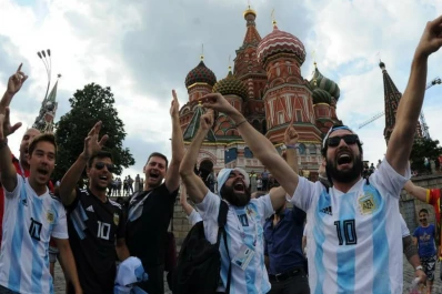 Dos argentinos fueron detenidos en Moscú por volar un drone en la Plaza Roja
