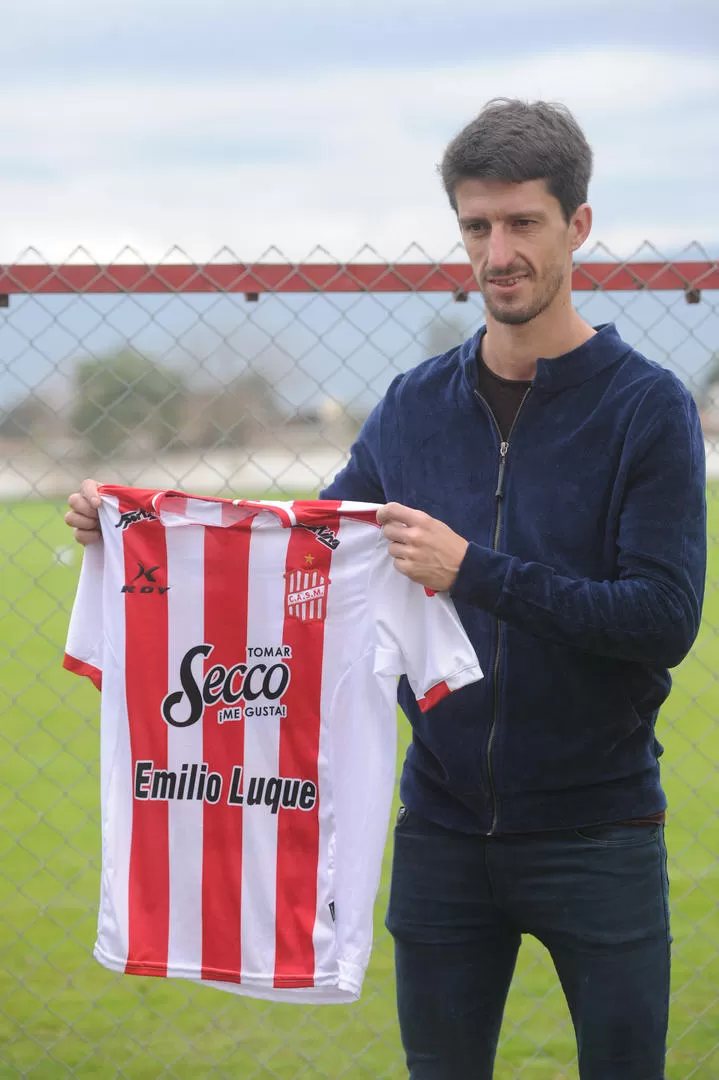 FELIZ. Álvaro Fernández posó por primera vez con la camiseta del “Santo”. LA GACETA / FOTO DE ANTONIO FERRONI