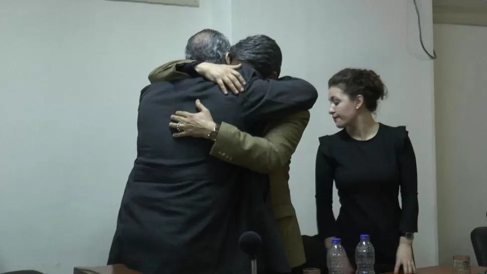 LIBRADO DE LOS CARGOS. Brito, con un denario entre sus dedos, abraza a su abogado Ahumada; luego repetirá la escena con su otra defensora, Battig.  la gaceta / fotos de franco vera  