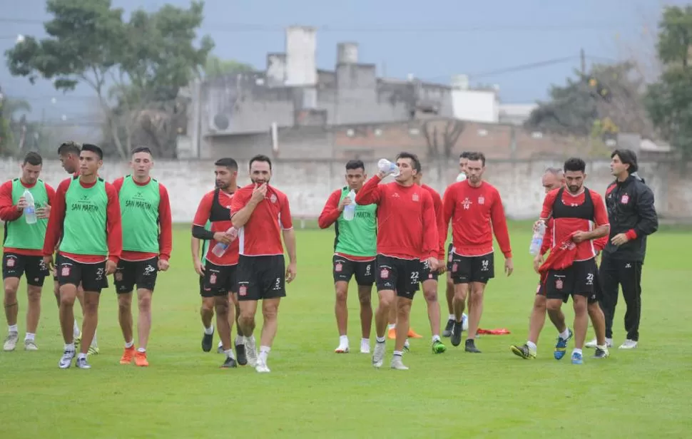 PUSIERON PRIMERA. El plantel “albirrojo”, con la incorporación de seis refuerzos, realizó ayer en el complejo “Natalio Mirkin” el primer entrenamiento de la nueva temporada bajo las órdenes del entrenador Rubén Darío Forestello. la gaceta / fotos de antonio ferroni