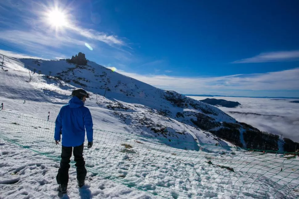 MANTO BLANCO. Los barilochenses esperan una afluencia mayor de turistas a partir de la nueva ruta aérea que une la Patagonia con el norte argentino. Secretaría de Turismo de Bariloche.