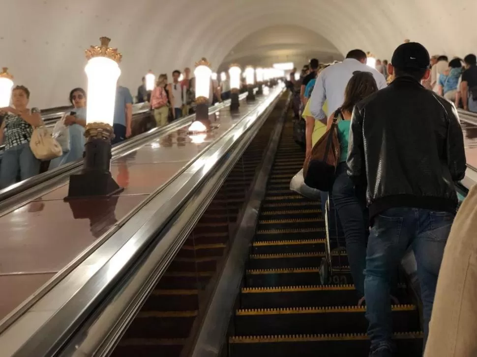 UNA BUENA COSTUMBRE. Los carrilles imaginarios para subir y bajar las escaleras se respetan como una ley no escrita. la gaceta / foto de leo noli (enviado especial)