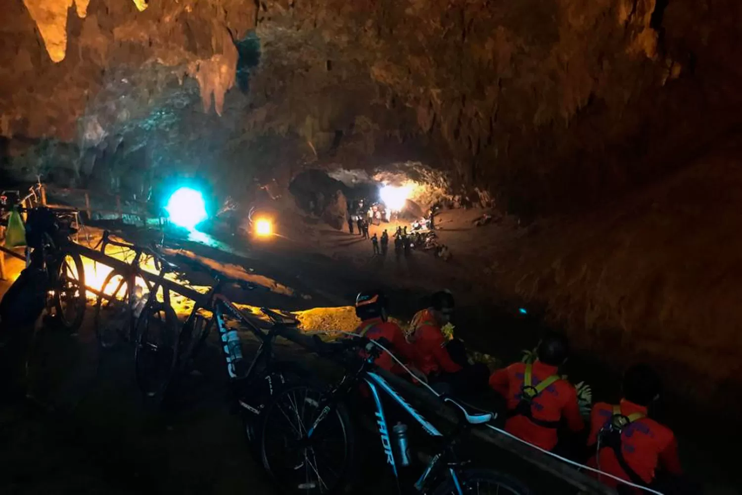 LA CUEVA. Rescatistas trabajan en el lugar para intentar sacar a los niños. 