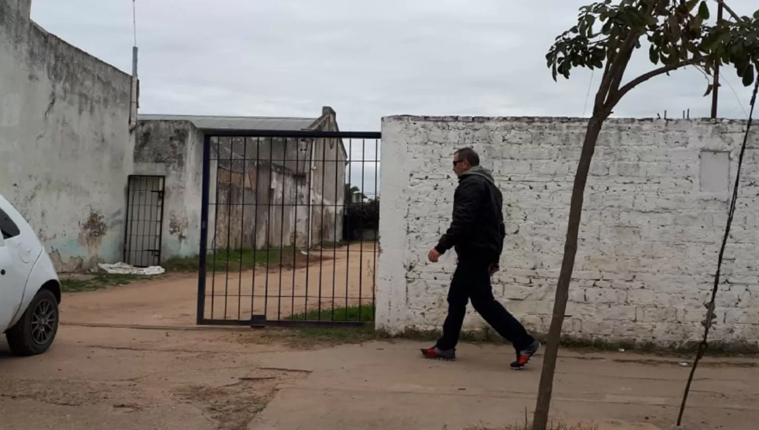 LA COMISARÍA. Marcelo Galarza, ingresando por el estacionamiento. FOTO/LA NACIÓN