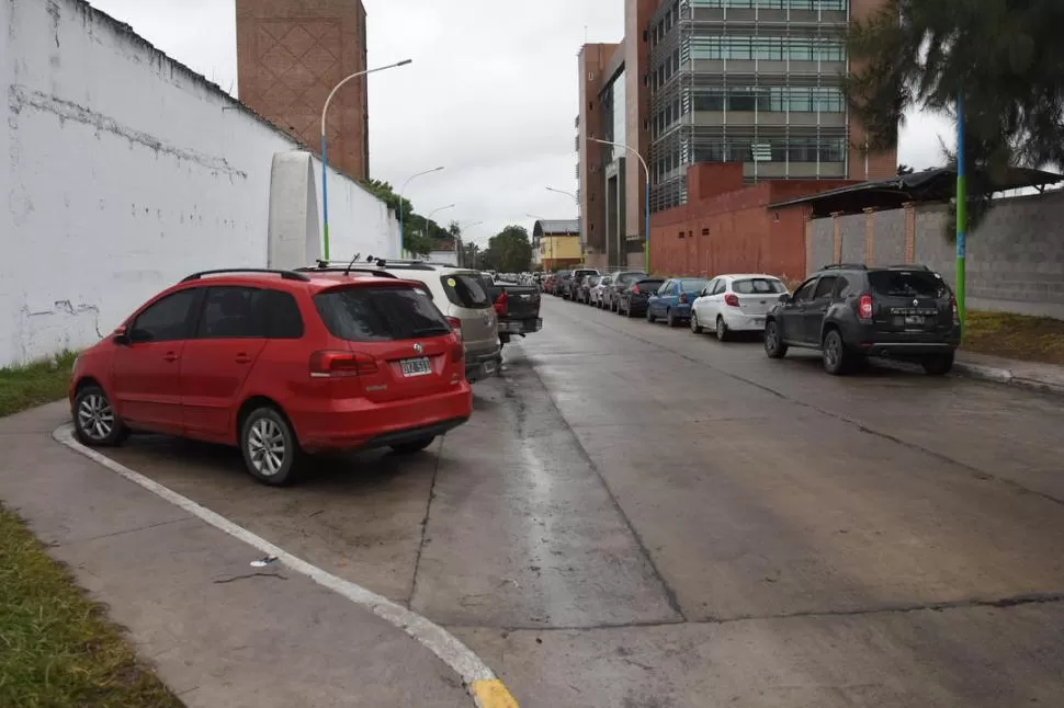 ESPAÑA AL 400. El estacionamiento legal es en 45° a la izquierda, pero dejan los autos también a la derecha. LA GACETA / FOTOS DE ANALÍA JARAMILLO.-