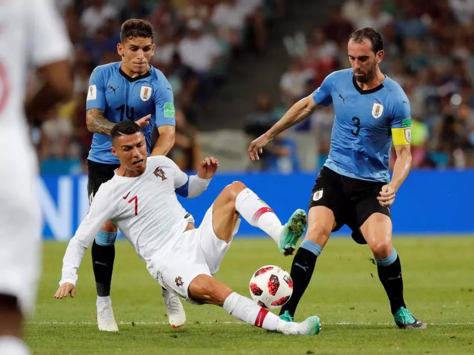 MALHUMORADO. La defensa “Celeste” neutralizó a Cristiano el sábado, en el partido por octavos de final. Pese a su jerarquía, el portugués nunca logró liberarse. Reuters.