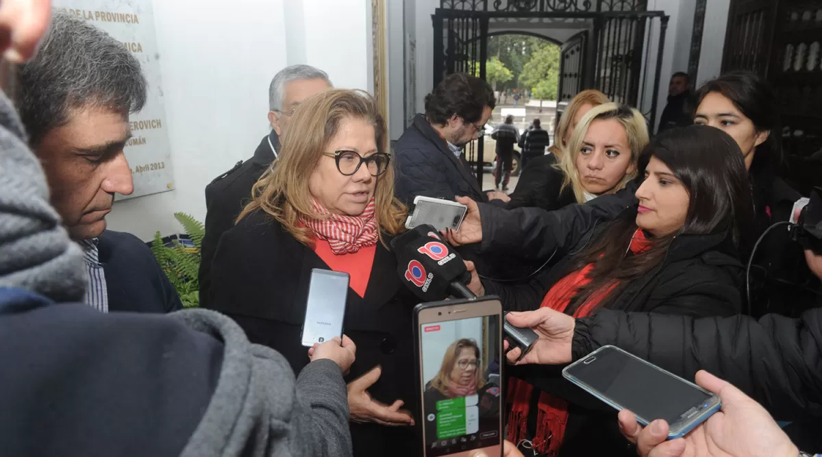 Camaño habla con la prensa bajo la atenta mirada de Yedlin. LA GACETA/FOTO DE ANTONIO FERRONI