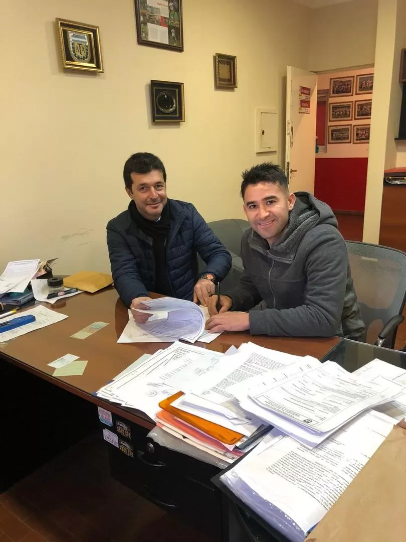 FINAL FELIZ. Bieler -en la foto junto a Seoane- firma su contrato y sonríe. prensa casm