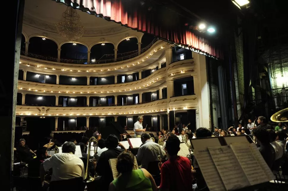   LA ORQUESTA SINFÓNICA  DE LA UNT Y  LA BANDA SINFÓNICA DE LA PROVINCIA JUNTAS EN EL ALBERDI.