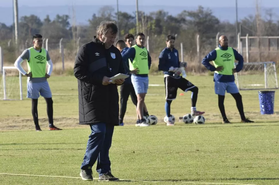 EN “LA LINDA”. Ricardo Zielinski estuvo al frente del entrenamiento que realizó el “Decano” en el tercer día de pretemporada, en Salta, donde las únicas incorporaciones son Juan Mercier y Mathías Abero. foto de marcelo miller