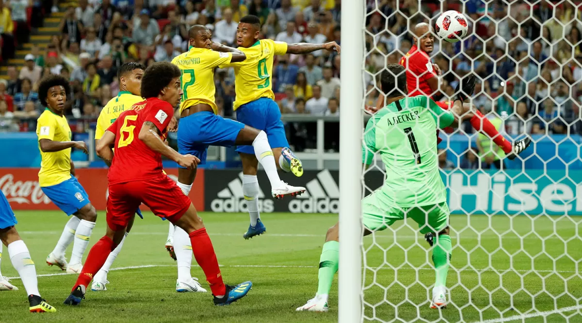 NO LO PUEDEN CREER. El balón pegó en Fernandinho y se metió en el arco de Brasil. Así se puso en ventaja Bélgica, que luego amplio con le tanto de Kevin De Brune. Brasil también se vuelve a casa. REUTERS