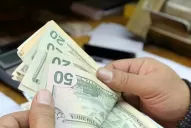 El dólar cerró en baja y le dio un respiro al Gobierno que buscará calmar a los inversores