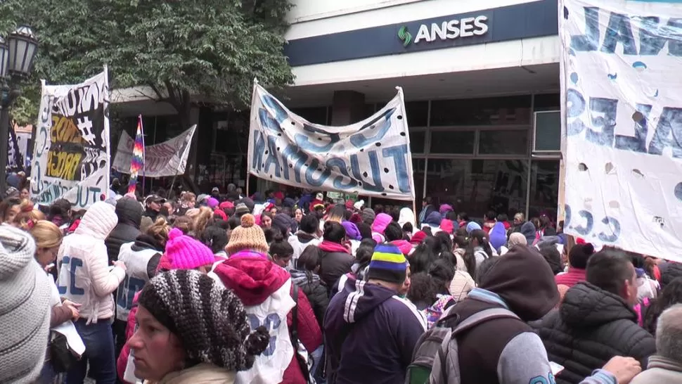 PROTESTA. Cerca de 1.000 personas de distintas organizaciones se manifestaron en la puerta de la Anses. lgplay - foto de matías quintana