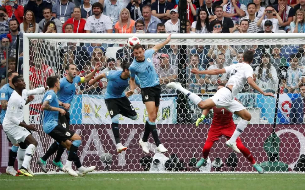 GRAN CABEZAZO. Varane le ganó en el salto a Vecino y conectó un centro perfecto de Griezmann para poner el 1-0 parcial. Luego, el delantero de Atlético de Madrid sentenciaría el resultado que le dio a los europeos el pasaje a semifinales. reuters