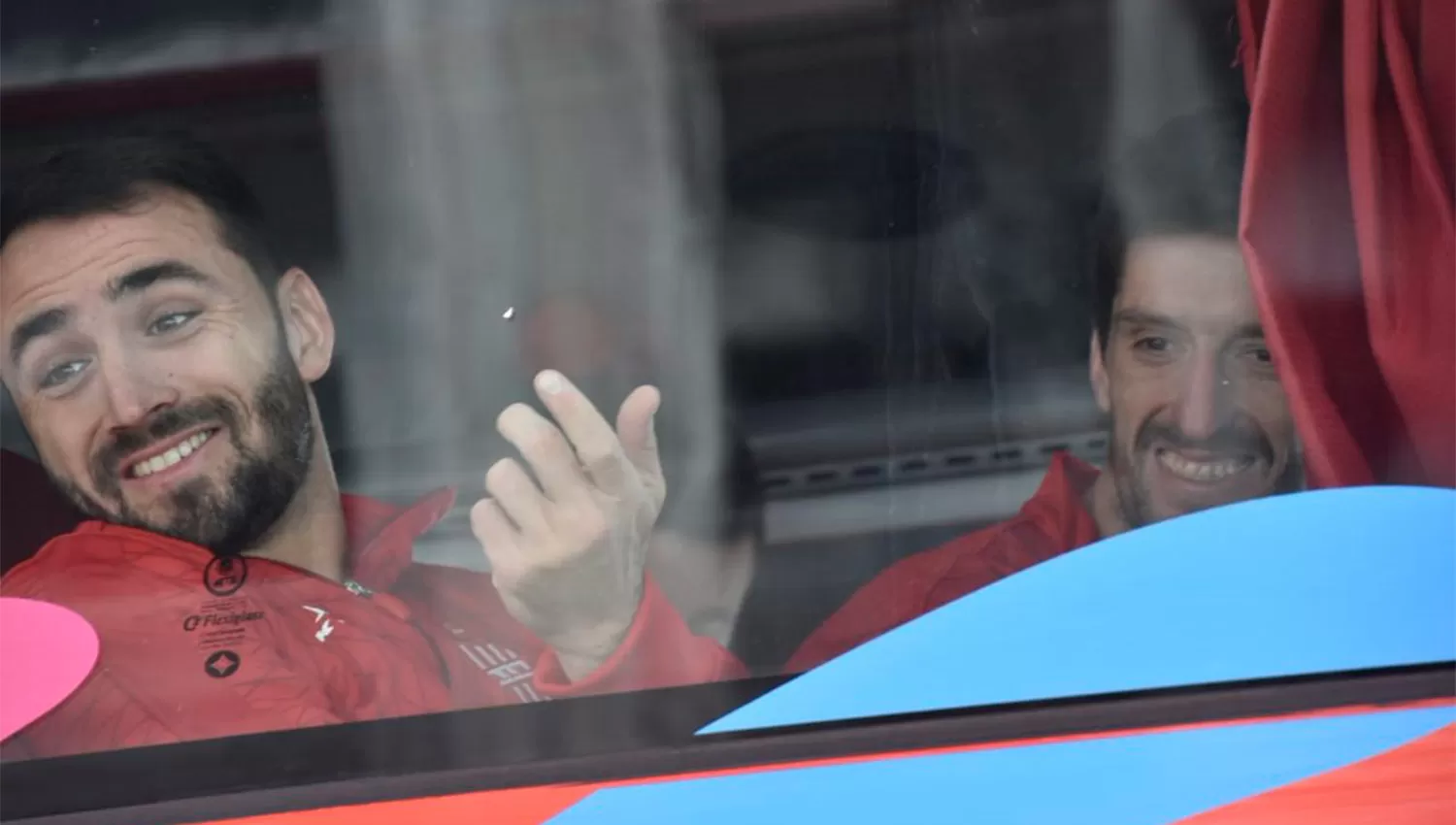 HACIA JUJUY.  Albín y Alvaro Fernández, los uruguayos del Santo, en el micro rumbo a Jujuy. (@CASMOficial)