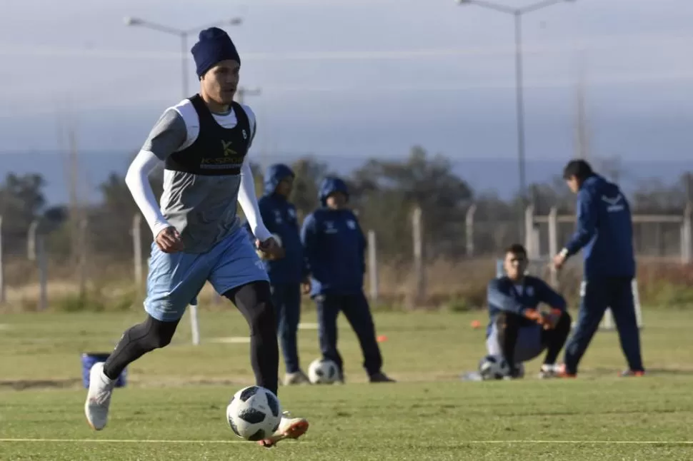 BIEN ABRIGADO. Leyes, durante uno de los entrenamientos en Salta.  foto de marcelo miller