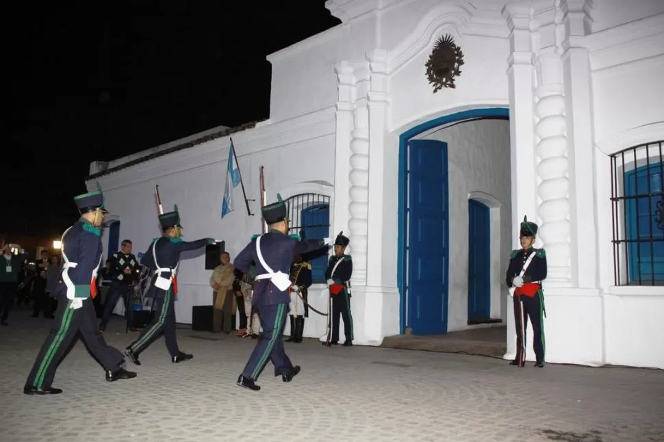 CAMBIO DE GUARDIA. Esta imagen se repetirá en las próximas horas durante los actos que se realizarán en la Casa Histórica.  