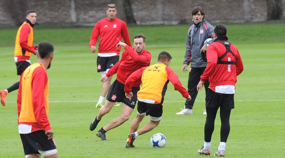 EN MARCHA. Forestello controla uno de los entrenamientos de pretemporada, previos al viaje a Perico, donde el plantel Santo trabajará desde hoy. ARCHIVO LA GACETA / FOTO DE HÉCTOR PERALTA