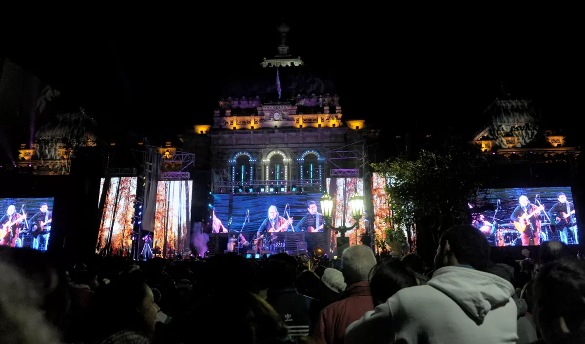 FESTEJOS POR EL 9 DE JULIO. La noche del 8 en la plaza Independencia. LA GACETA/ FRANCO VERA