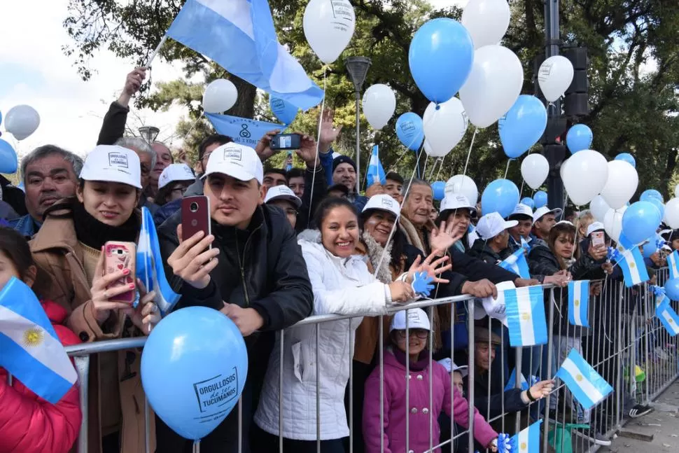 MAYOR CONCURRENCIA. Los tucumanos se volcaron a los costados de la avenida de los Próceres para ver el desfile; menos asistencia hubo en la Plaza Independencia y en la Casa Histórica. la gaceta / foto de José Nuno