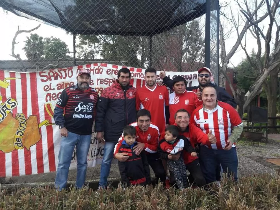 EL ÍDOLO. Claudio Bieler fue uno de los que posó junto con los hinchas de Jujuy. 