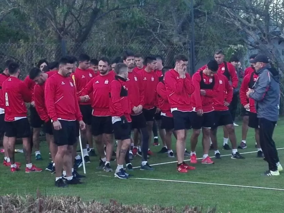 PUESTA A PUNTO. El profesor Diego Burkhard charla con los futbolistas del plantel “santo” antes del comienzo de la actividad. 