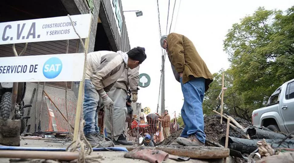 OBREROS TRABAJANDO. Gracias a los aportes estatales, la SAT lleva a cabo obras de reparación en la ciudad. twitter @ComunicacionTuc