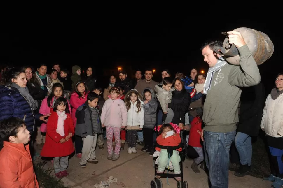 HARTAZGO. “¡Queremos gas! ¡Queremos gas!”, repiten los habitantes de El Bernel, que se reunieron en el barrio para hablar con LA GACETA. LA GACETA / FOTO DE ANTONIO FERRONI.