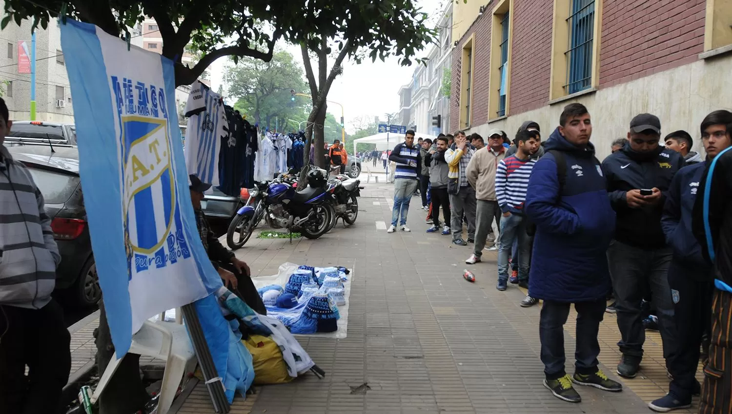 PONETE EN LA FILA. La preventa para socios será el martes; la venta general, el miércoles. FOTO ARCHIVO