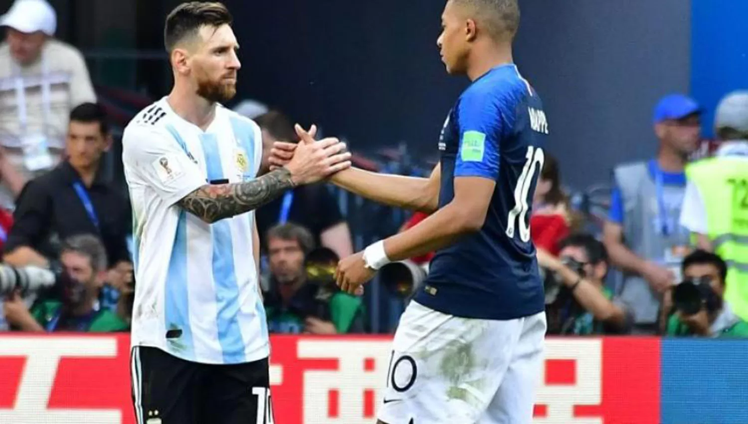 LIONEL MESSI. Saludo con Mbappé luego del triunfo de Francia sobre la Selección Argentina.