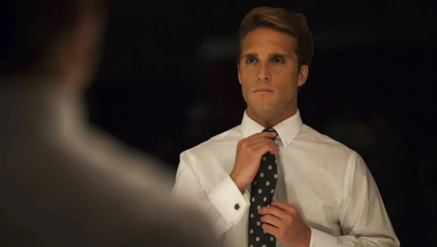 Diego Boneta interpretando a Luis Miguel en la serie. 