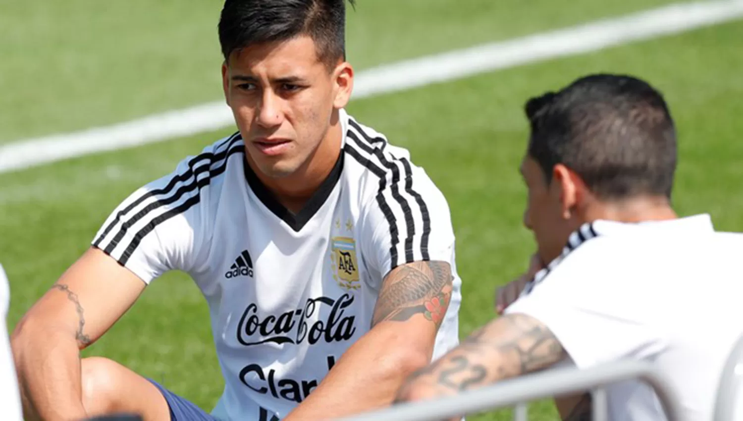 Maxi Meza, en una pausa de un entrenamiento de la selección. FOTO TOMADA DE OLE.COM.AR