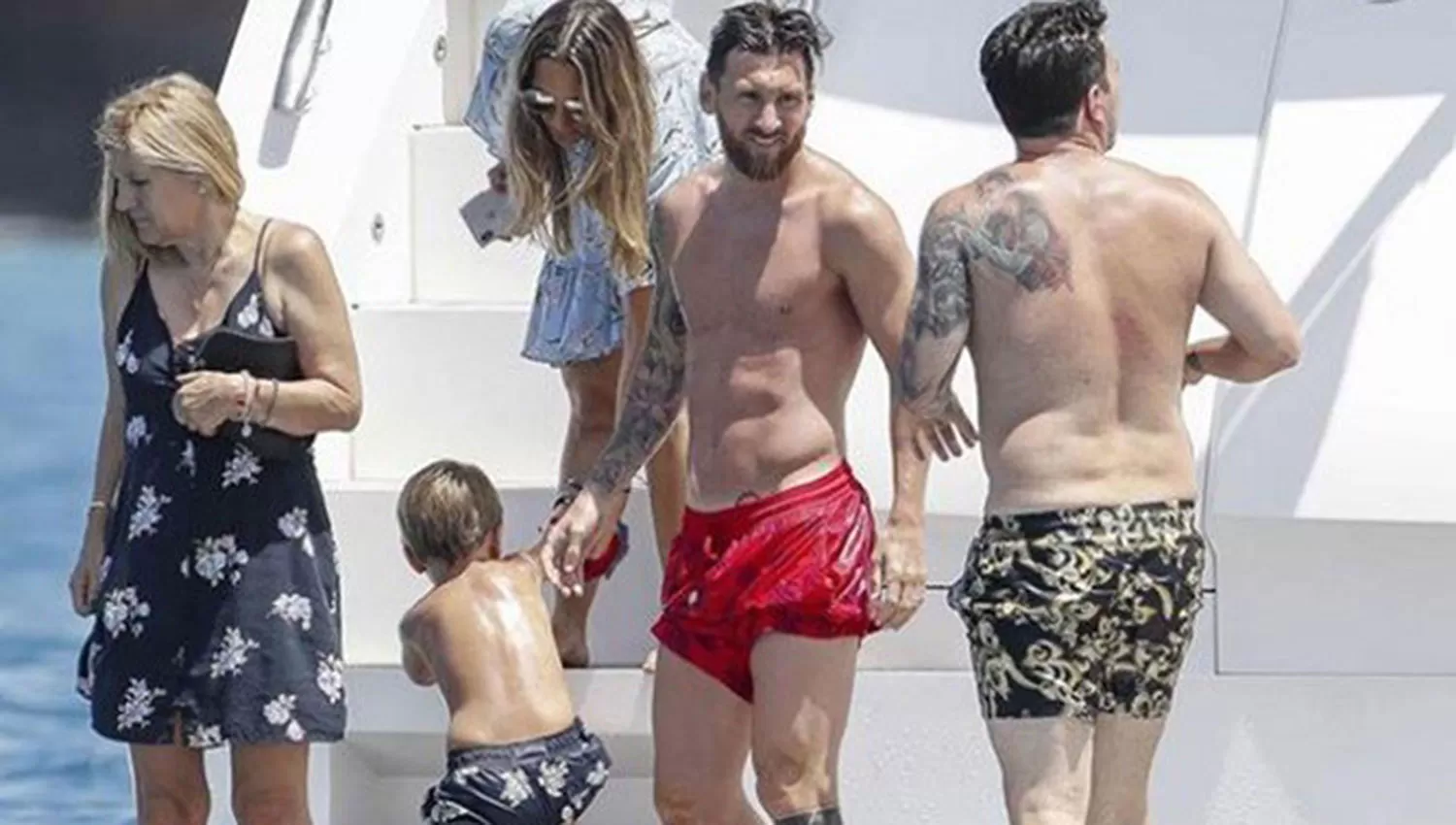 DE DESCANSO. Messi y su familia en un yate por el mar Mediterráneo.