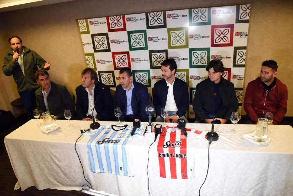 TIENE LA PALABRA. Mientras Silvio Nava abre la conferencia de prensa de los clásicos, Enrique Salvatierra, Ricardo Zielinski, Mario Leito, Ricardo Seoane, Rubén Forestello y Claudio Bieler escuchan en silencio. la gaceta / foto de diego aráoz 